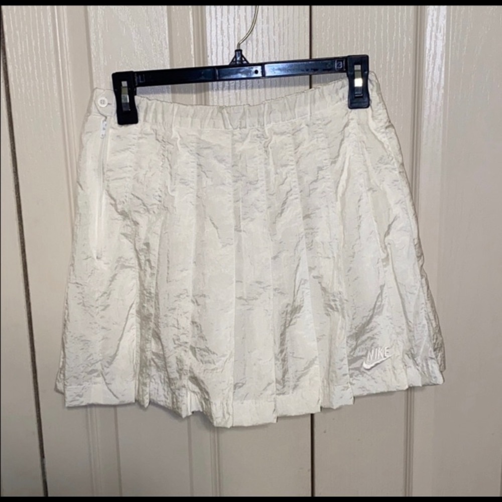 ISO vintage white Nike pleated skirt